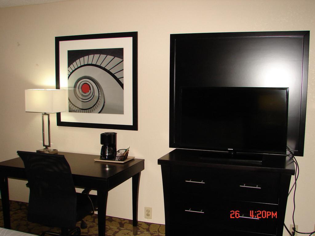 מלון Ramada Plaza By Wyndham Charlotte South End Airport מראה חיצוני תמונה