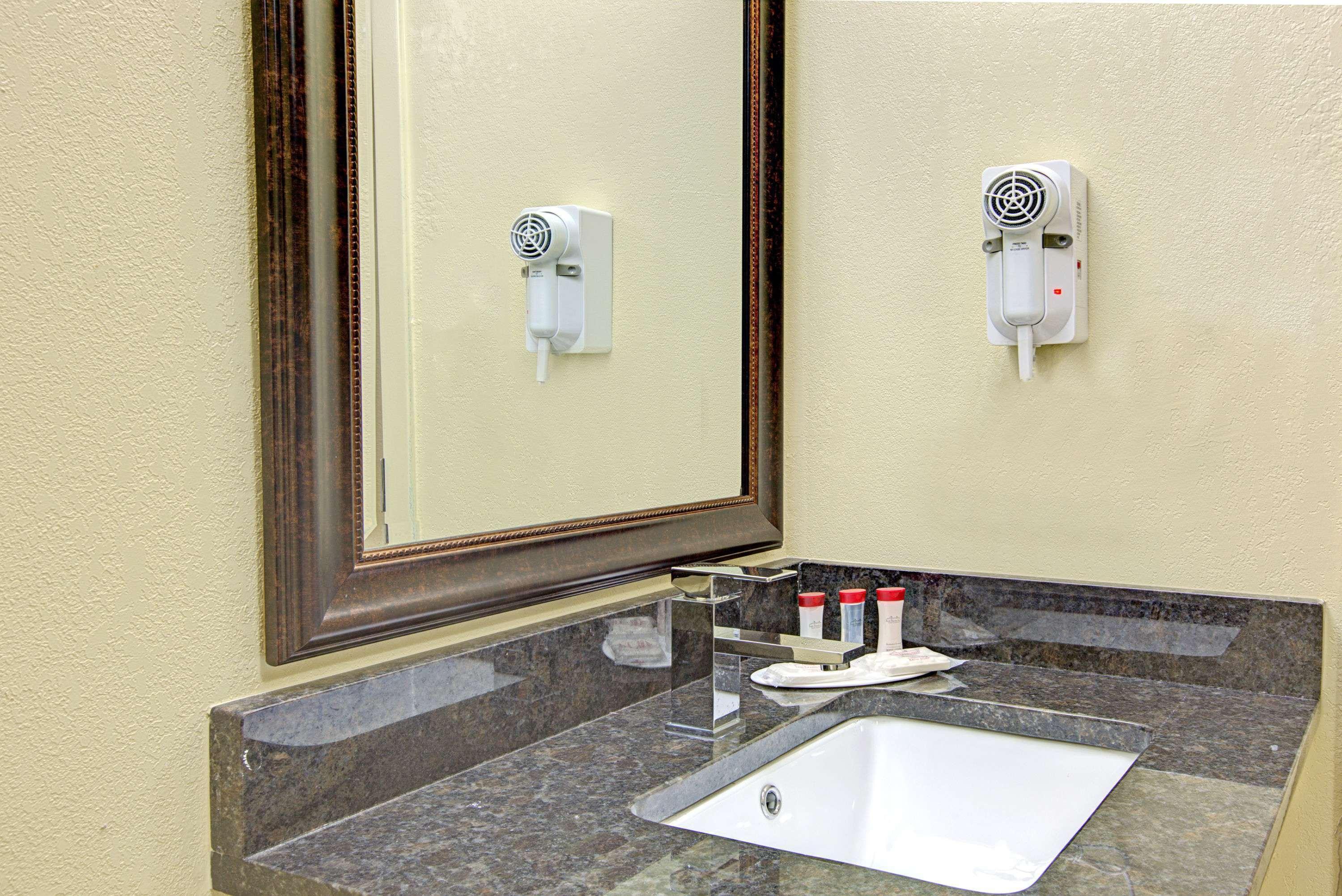 מלון Ramada Plaza By Wyndham Charlotte South End Airport מראה חיצוני תמונה