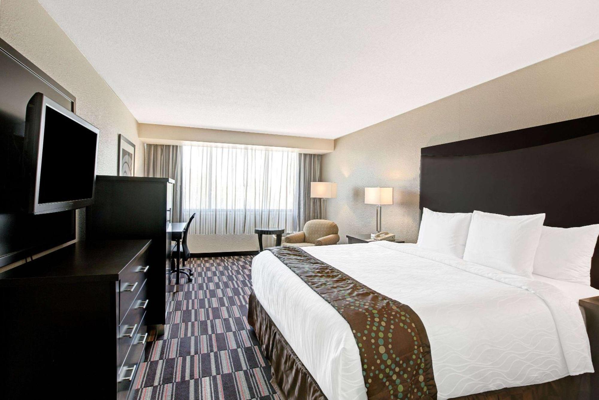 מלון Ramada Plaza By Wyndham Charlotte South End Airport מראה חיצוני תמונה
