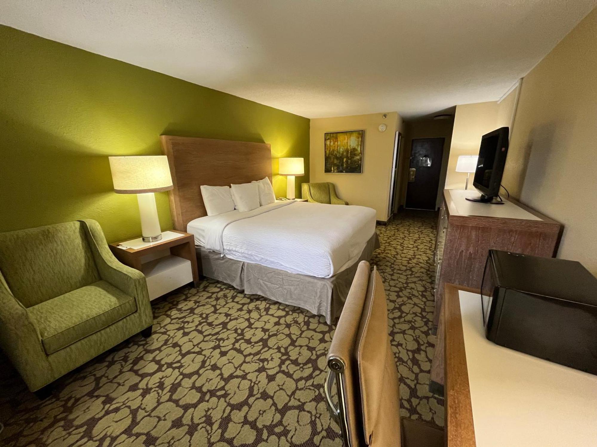 מלון Ramada Plaza By Wyndham Charlotte South End Airport מראה חיצוני תמונה