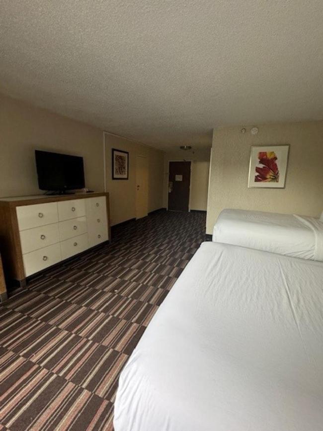 מלון Ramada Plaza By Wyndham Charlotte South End Airport מראה חיצוני תמונה