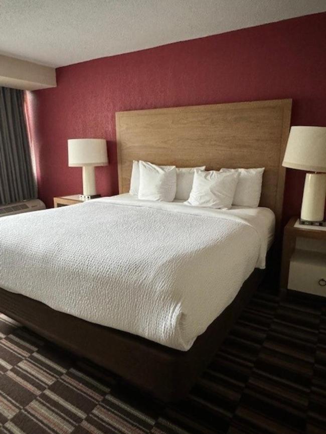 מלון Ramada Plaza By Wyndham Charlotte South End Airport מראה חיצוני תמונה