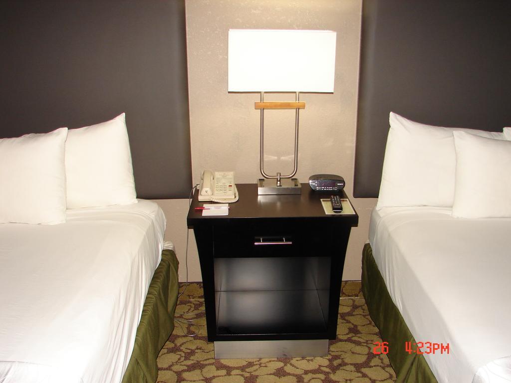 מלון Ramada Plaza By Wyndham Charlotte South End Airport מראה חיצוני תמונה