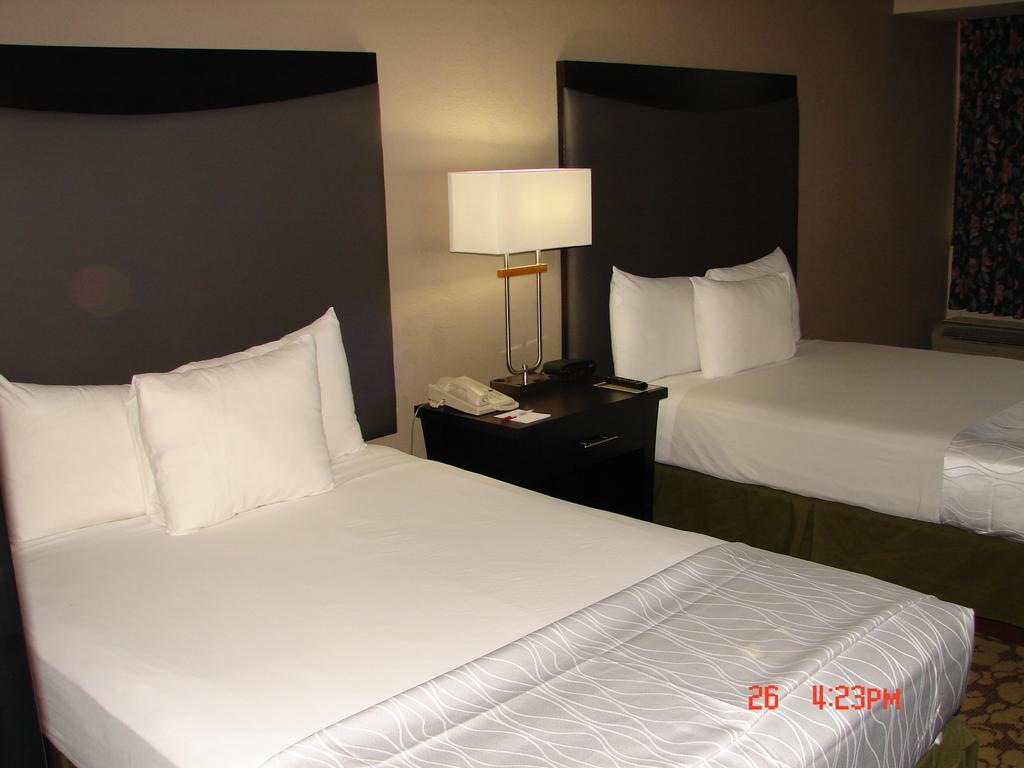 מלון Ramada Plaza By Wyndham Charlotte South End Airport מראה חיצוני תמונה